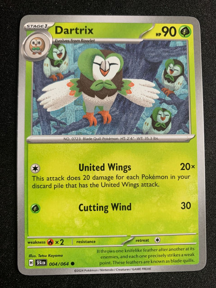 Dartrix (Englisch) 4/64 – Nebel der Sagen (Karmesin & Purpur) – Pokémon Karte Matt