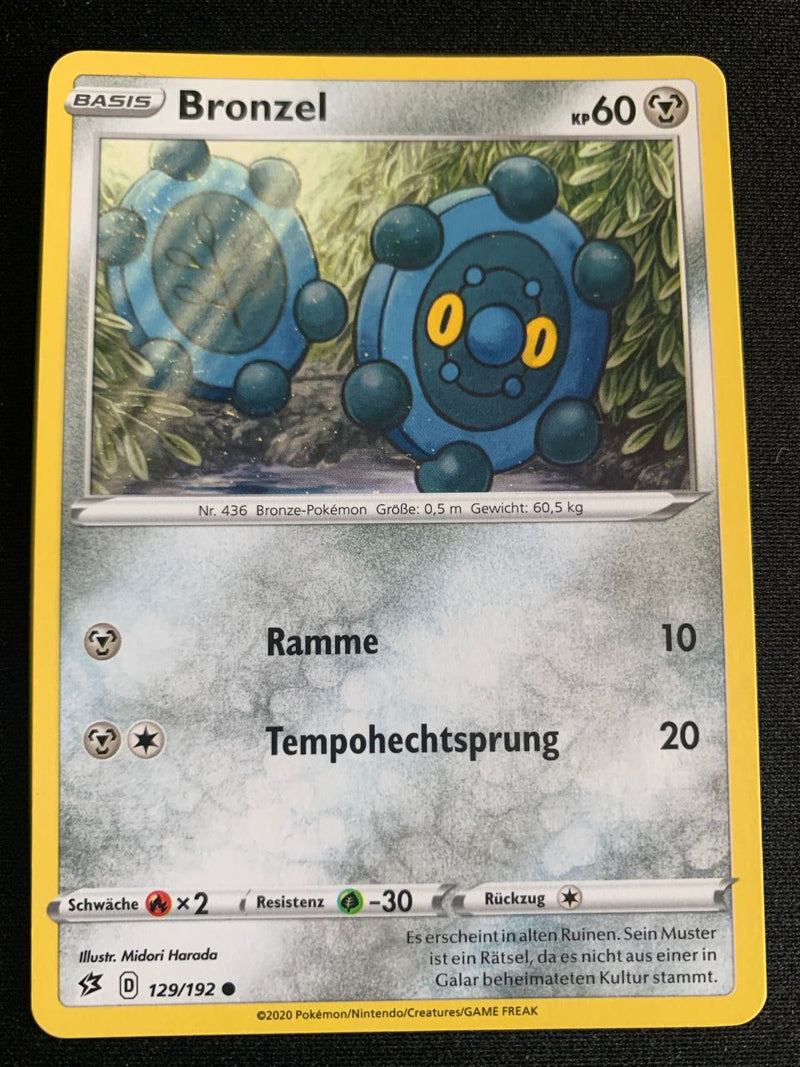 Bronzel 129/192 – Clash der Rebellen (Schwert & Schild) – Pokémon Karte Matt