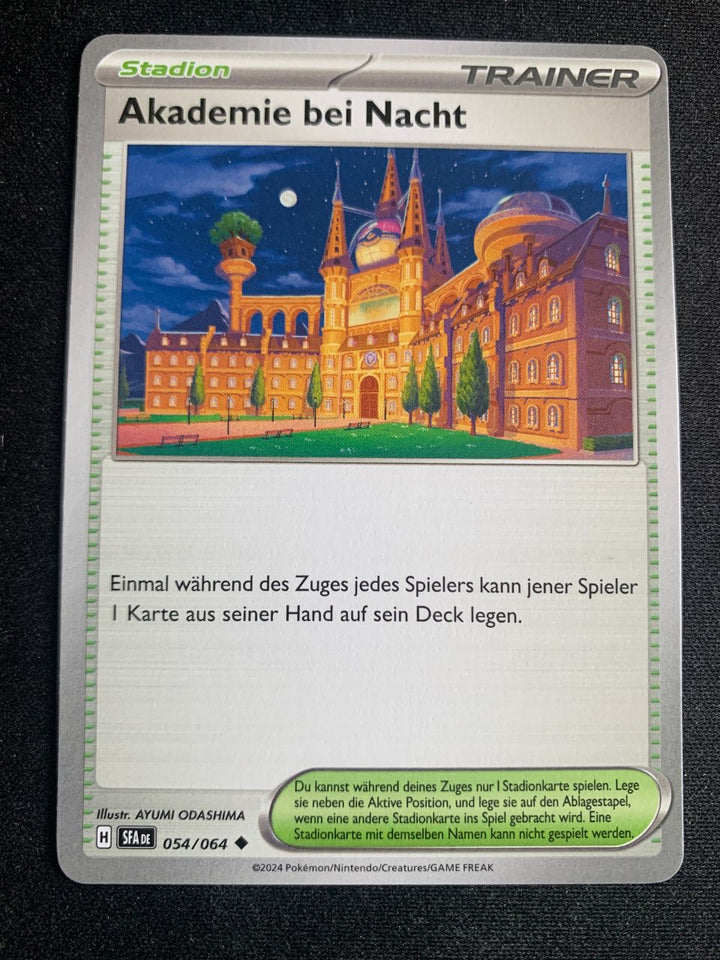Akademie bei Nacht 54/64 – Nebel der Sagen (Karmesin & Purpur) – Pokémon Karte Matt