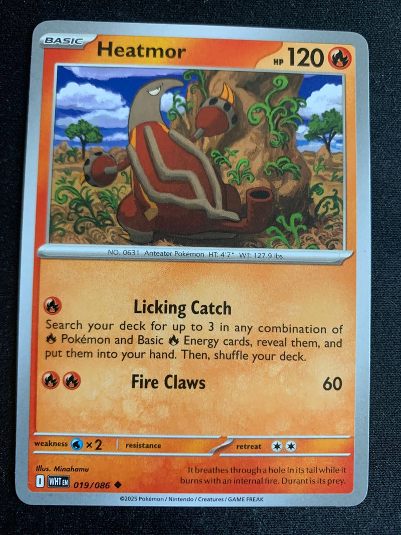 Heatmor (Englisch) 19/86 – Weiße Flammen (Karmesin & Purpur) – Pokémon Karte Matt