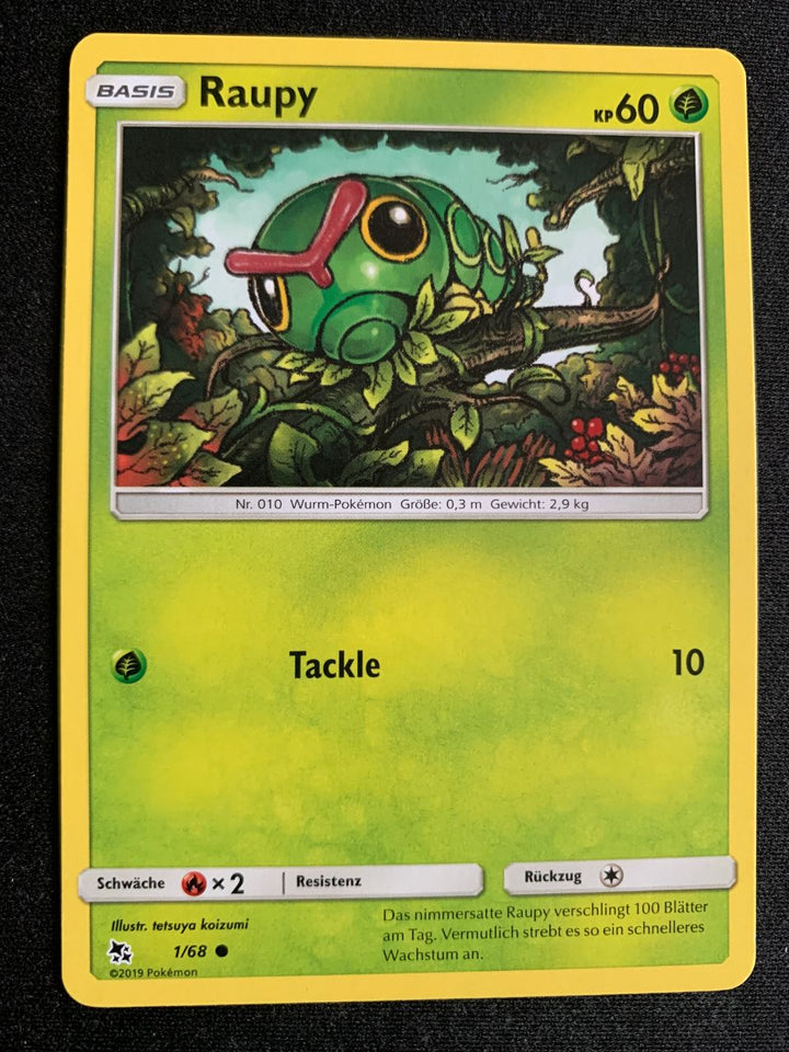 Raupy 1/68 – Verborgenes Schicksal – Pokémon Karte Matt